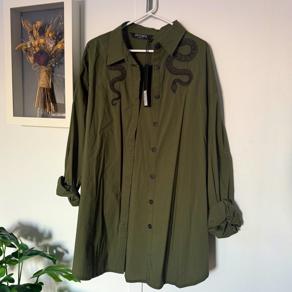 Snake embroidery button down shirt 🐍